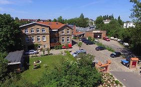 Villa Backstein mit kostenfreien Parkplätzen und 8 E - Ladestationen